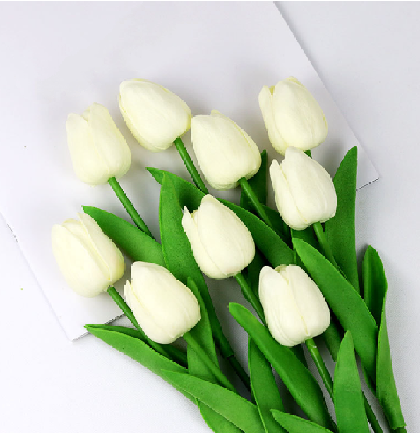 Livagtig Faux Tulipan Bouquet i Assorterede Farver