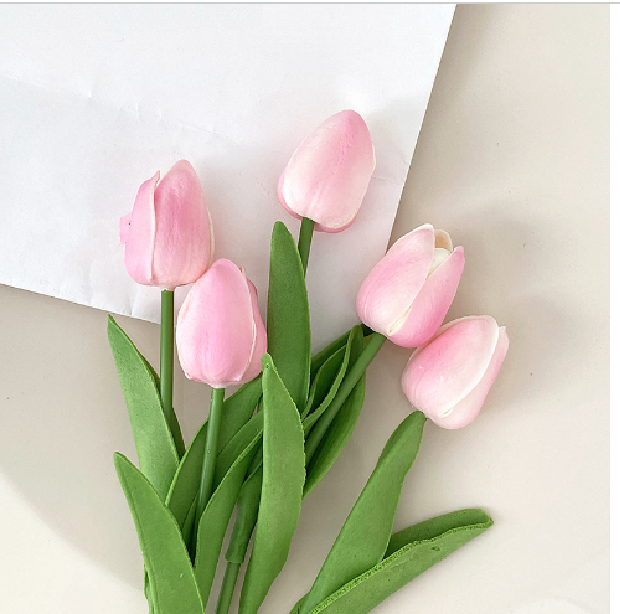 Livagtig Faux Tulipan Bouquet i Assorterede Farver