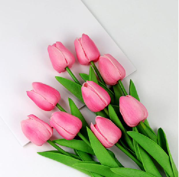 Livagtig Faux Tulipan Bouquet i Assorterede Farver