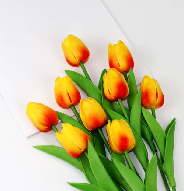 Livagtig Faux Tulipan Bouquet i Assorterede Farver