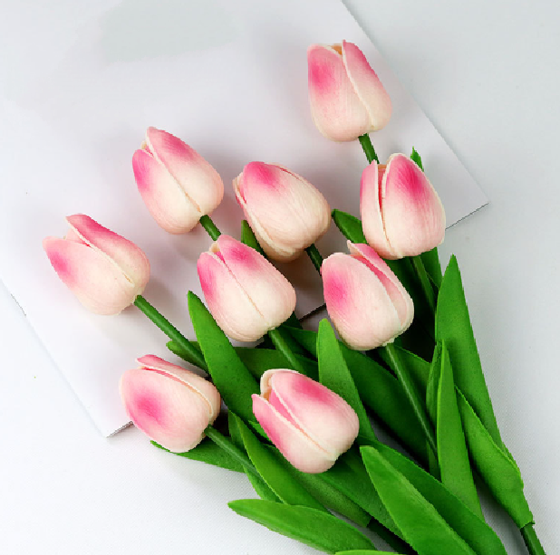 Livagtig Faux Tulipan Bouquet i Assorterede Farver