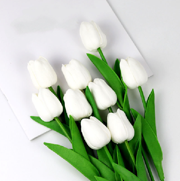 Livagtig Faux Tulipan Bouquet i Assorterede Farver