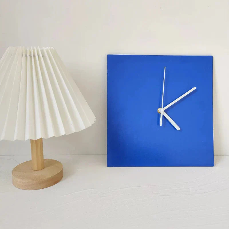 Stille Blå Geometrisk Vægur i Træ