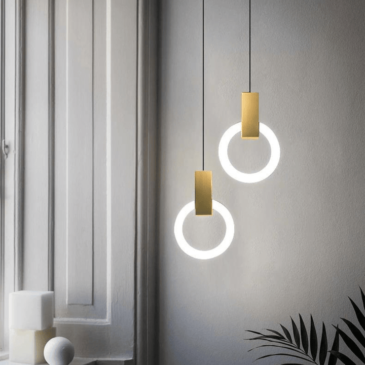 Rund LED Pendel i Asketræ med Justerbar Ophæng