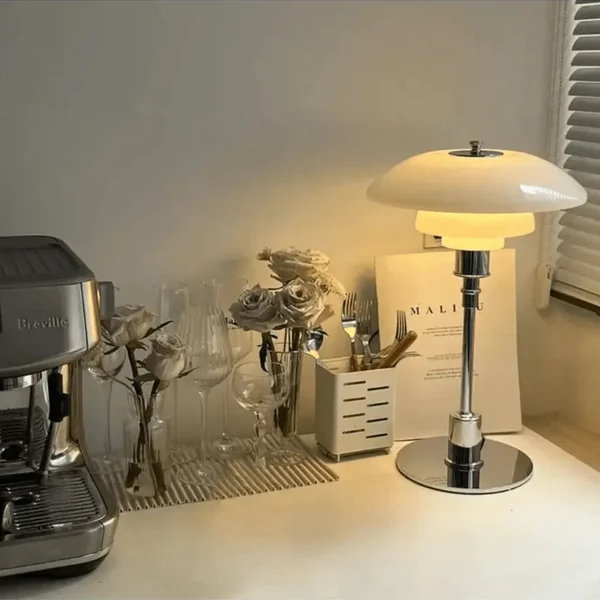 Dæmpbar Skandinavisk Bordlampe i Jern og Frostet Glas