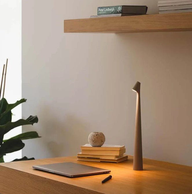 Genopladelig LED Bordlampe med Justerbar Lysstyrke i Aluminium