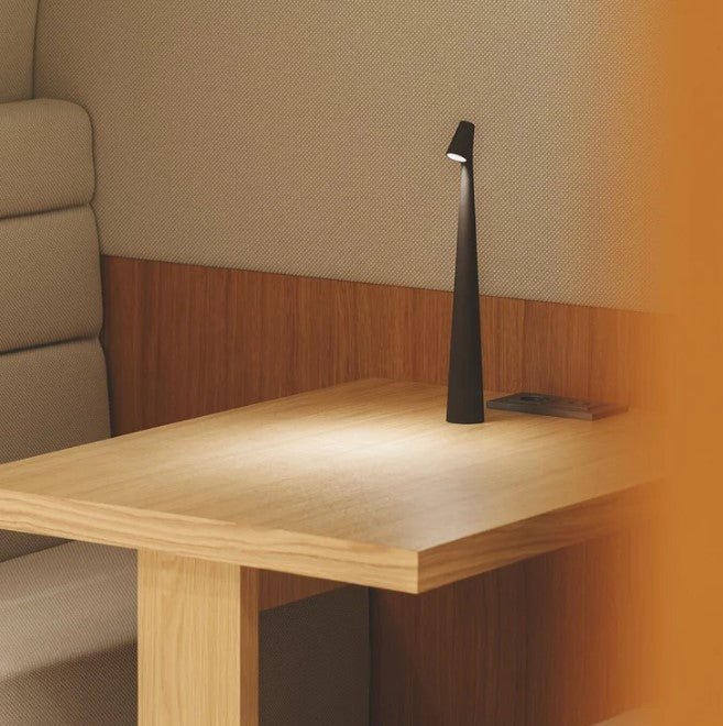 Genopladelig LED Bordlampe med Justerbar Lysstyrke i Aluminium