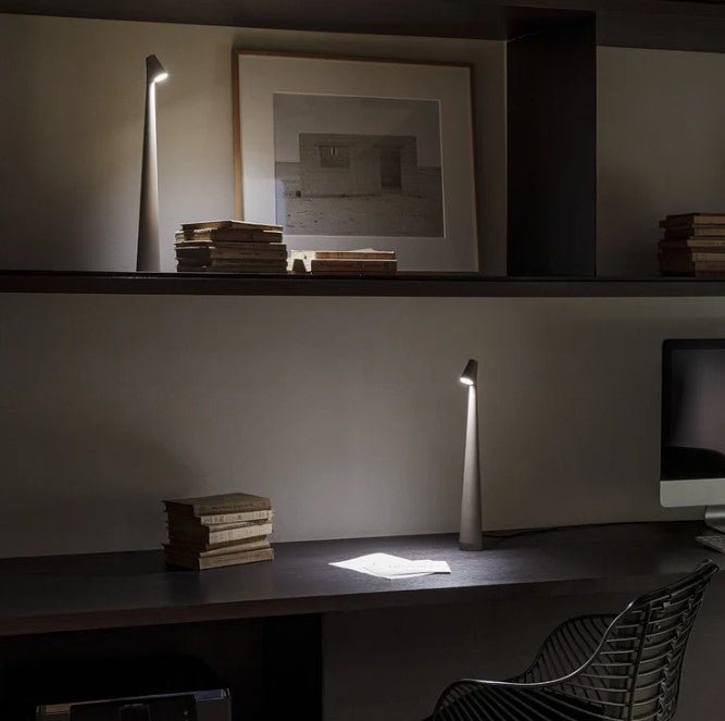 Genopladelig LED Bordlampe med Justerbar Lysstyrke i Aluminium