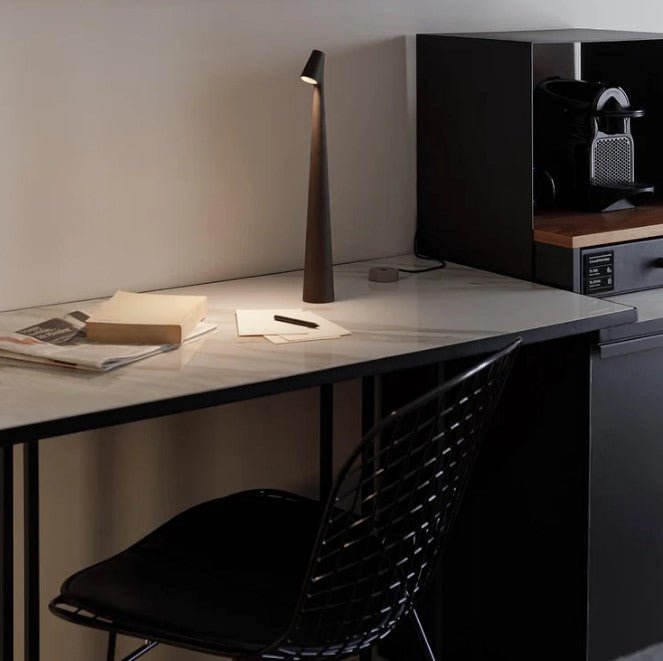 Genopladelig LED Bordlampe med Justerbar Lysstyrke i Aluminium