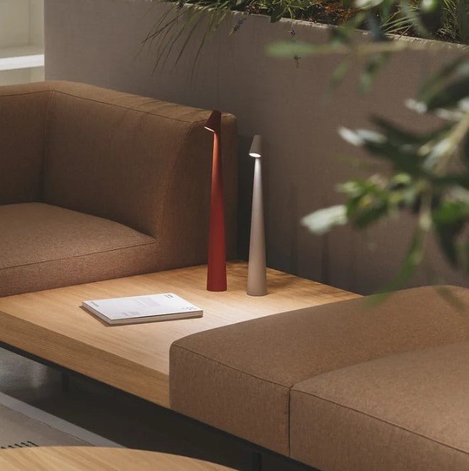 Genopladelig LED Bordlampe med Justerbar Lysstyrke i Aluminium