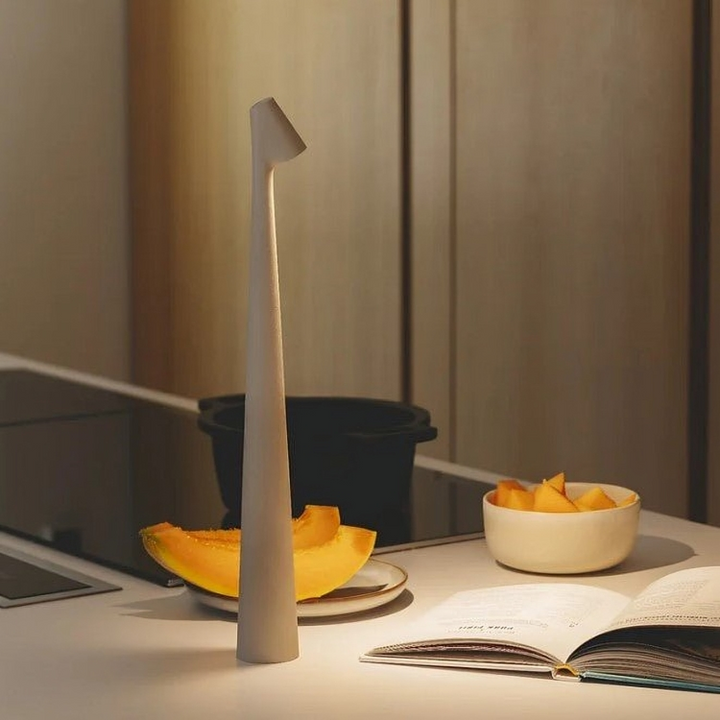 Genopladelig Bærbar LED Bordlampe i Aluminium med Justerbar Lysstyrke