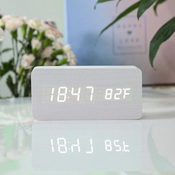 Minimalistisk Træ LED Ur med Justerbar Lysstyrke og Alarm