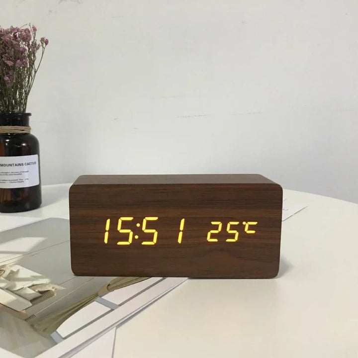 Minimalistisk Træ LED Ur med Justerbar Lysstyrke og Alarm