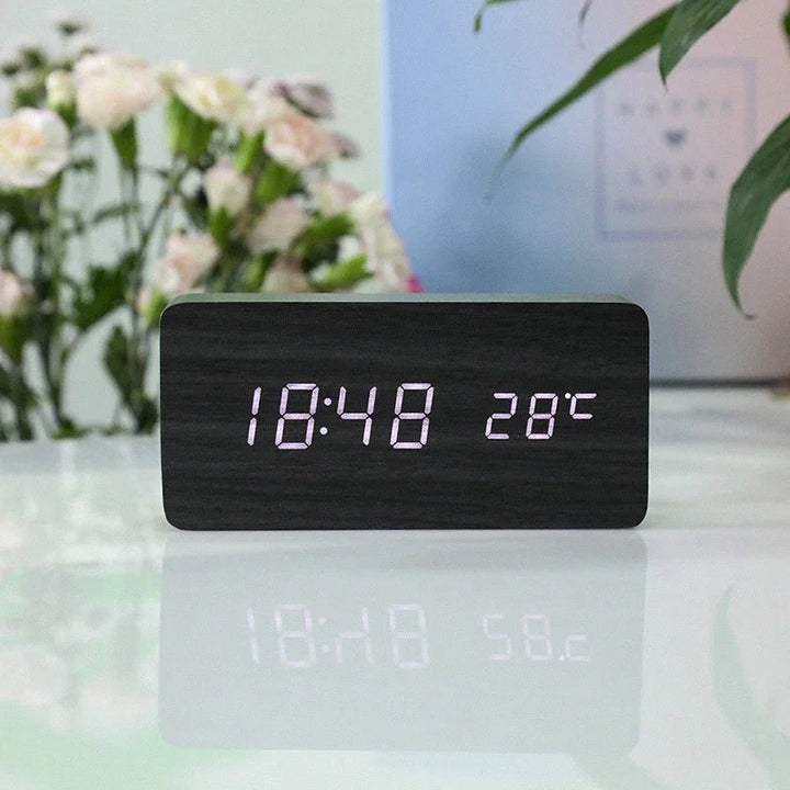 Minimalistisk Træ LED Ur med Justerbar Lysstyrke og Alarm