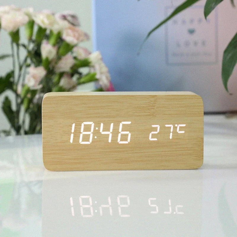 Minimalistisk Træ LED Ur med Justerbar Lysstyrke og Alarm