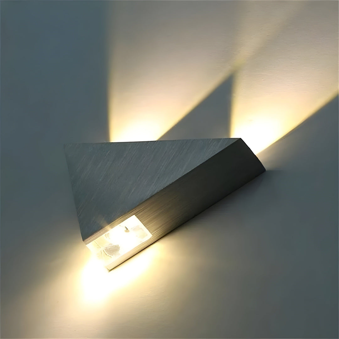 Dæmpbar Triangel LED Væglampe i Aluminium
