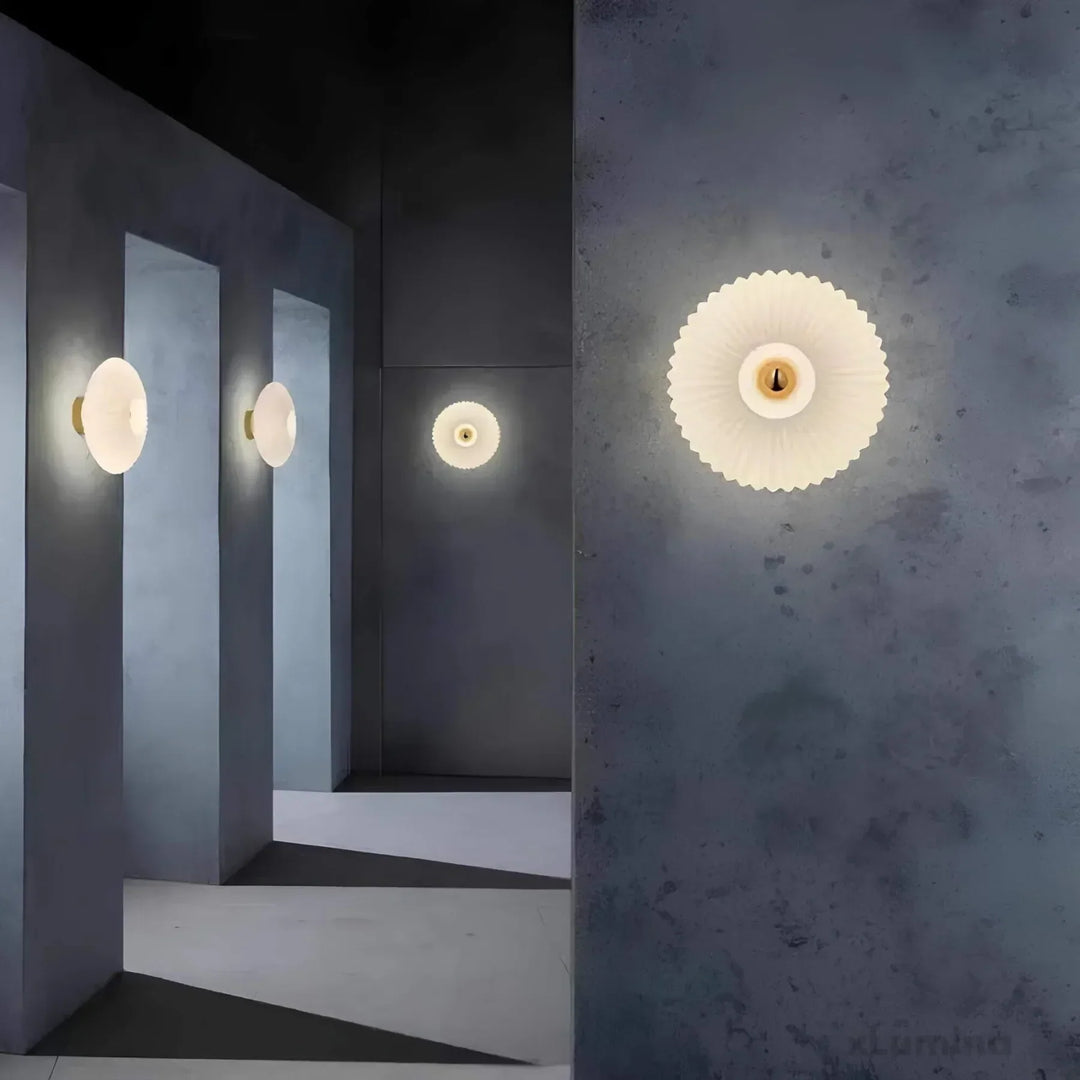 Elegant Væglampe i Glas med Undulerende Lysdesign