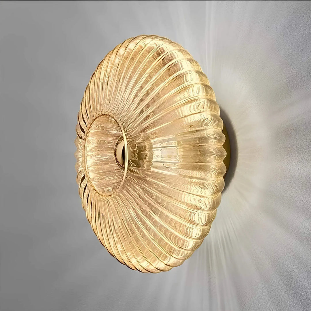 Elegant Væglampe i Glas med Undulerende Lysdesign