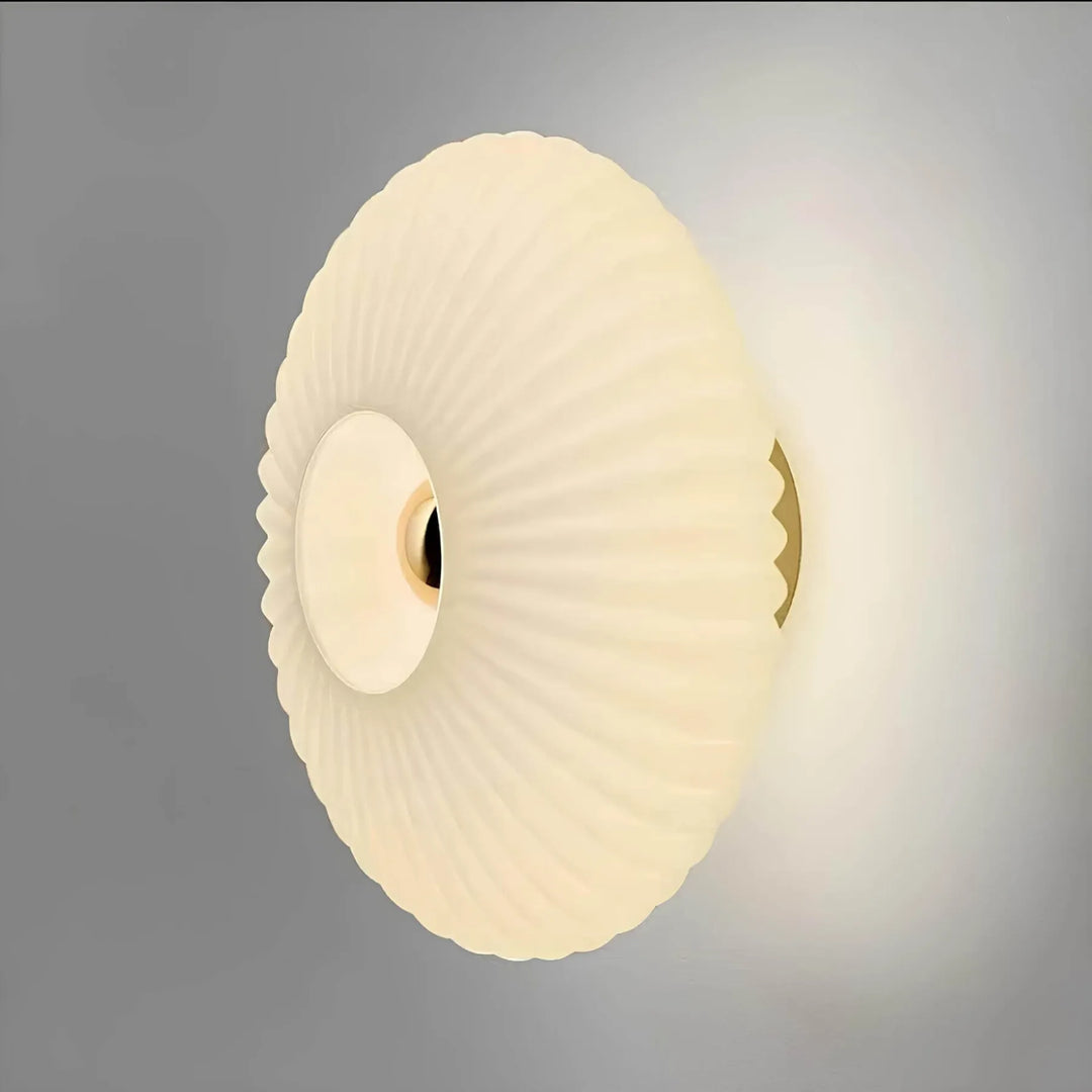Elegant Væglampe i Glas med Undulerende Lysdesign