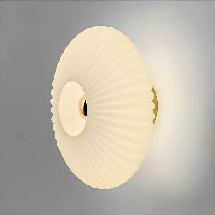 Elegant Væglampe i Glas med Undulerende Lysdesign