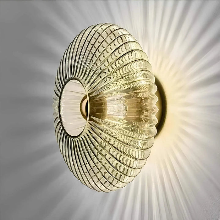 Elegant Væglampe i Glas med Undulerende Lysdesign