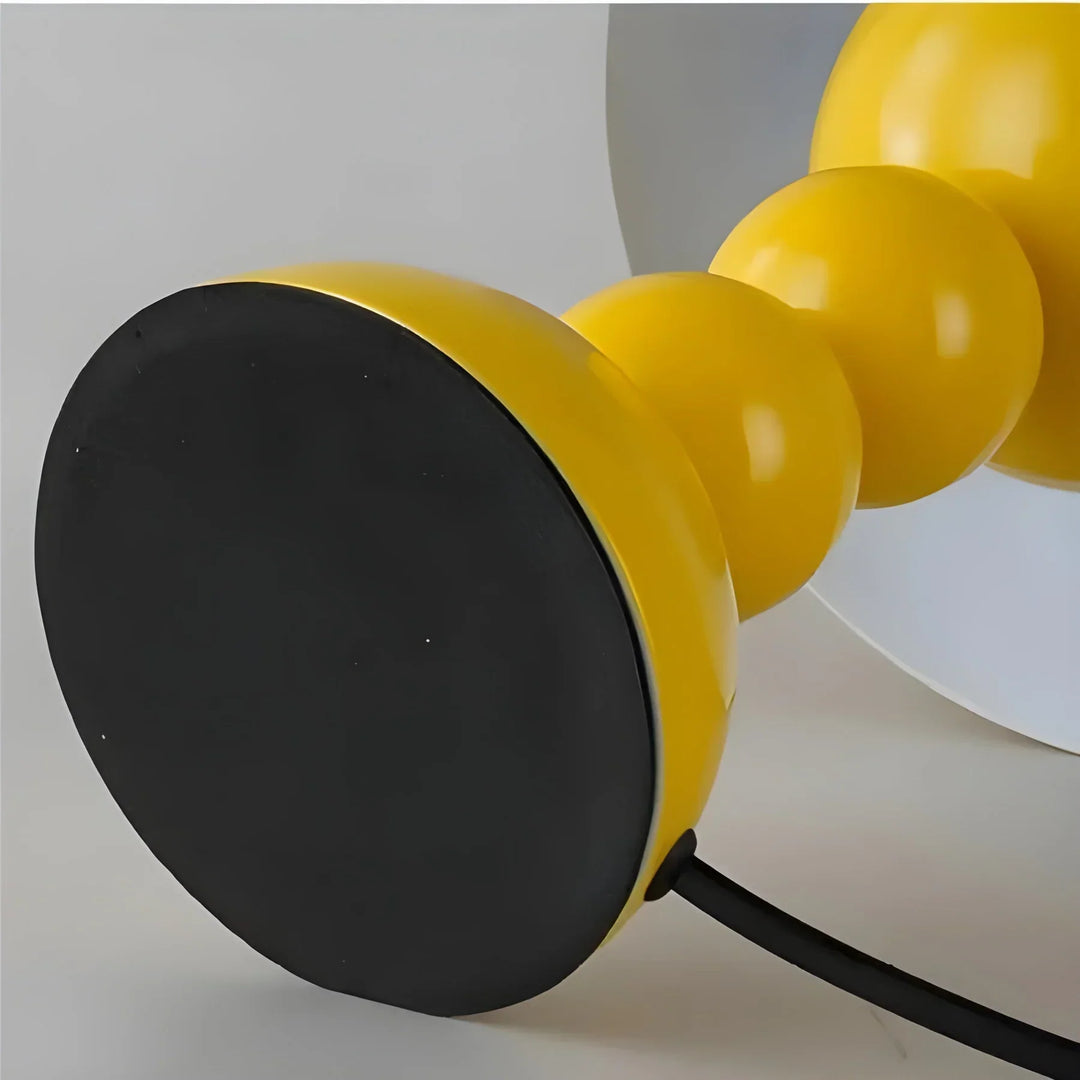 Skandinavisk Bordlampe med Guld Accenter