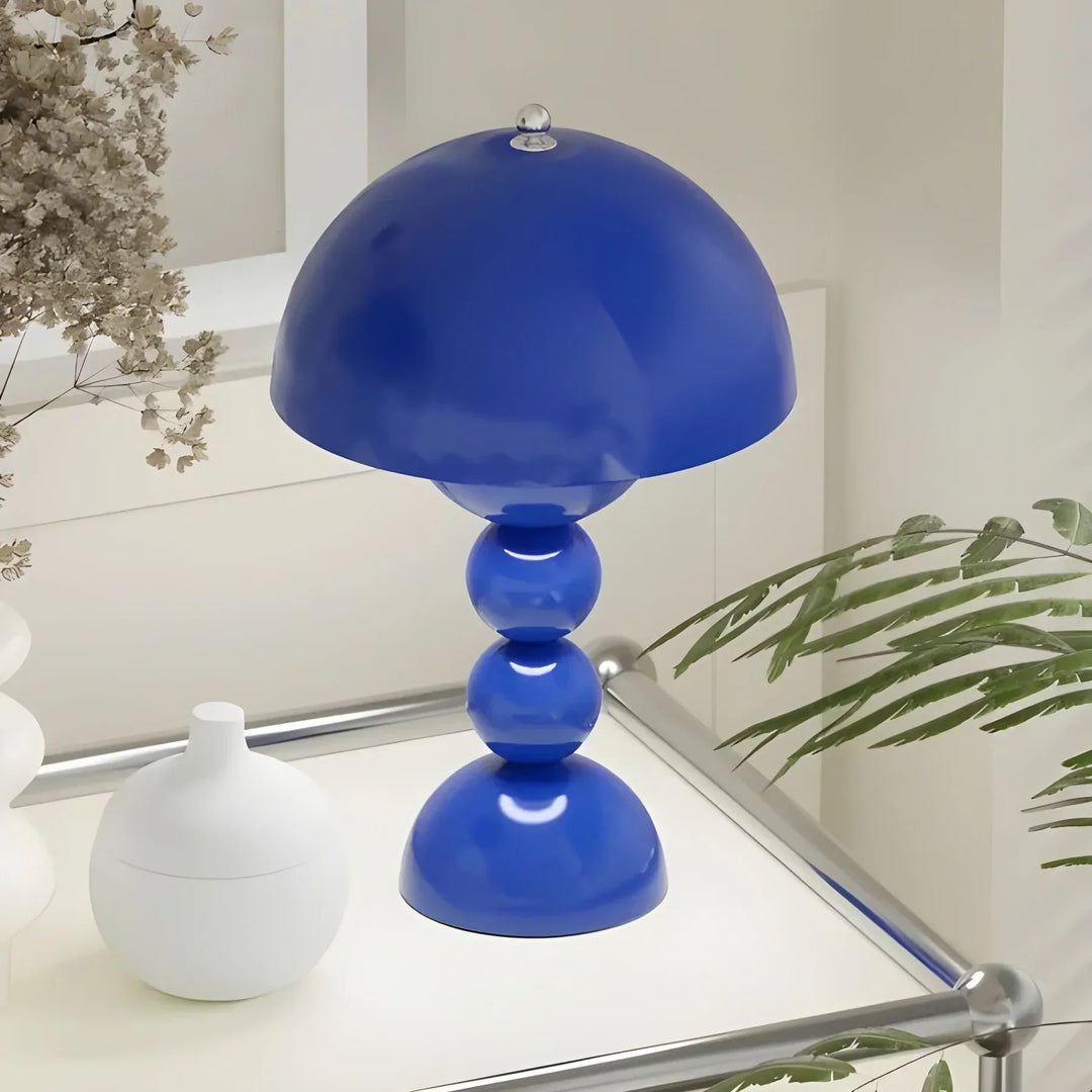 Skandinavisk Bordlampe med Guld Accenter
