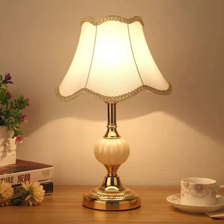 Skandinavisk Vintage Bordlampe med Blødt LED Lys