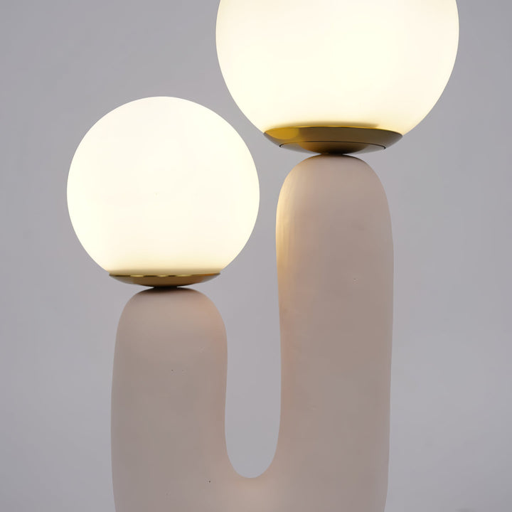 Moderne Bordlampe i Resin og Glas med Naturlige Detaljer