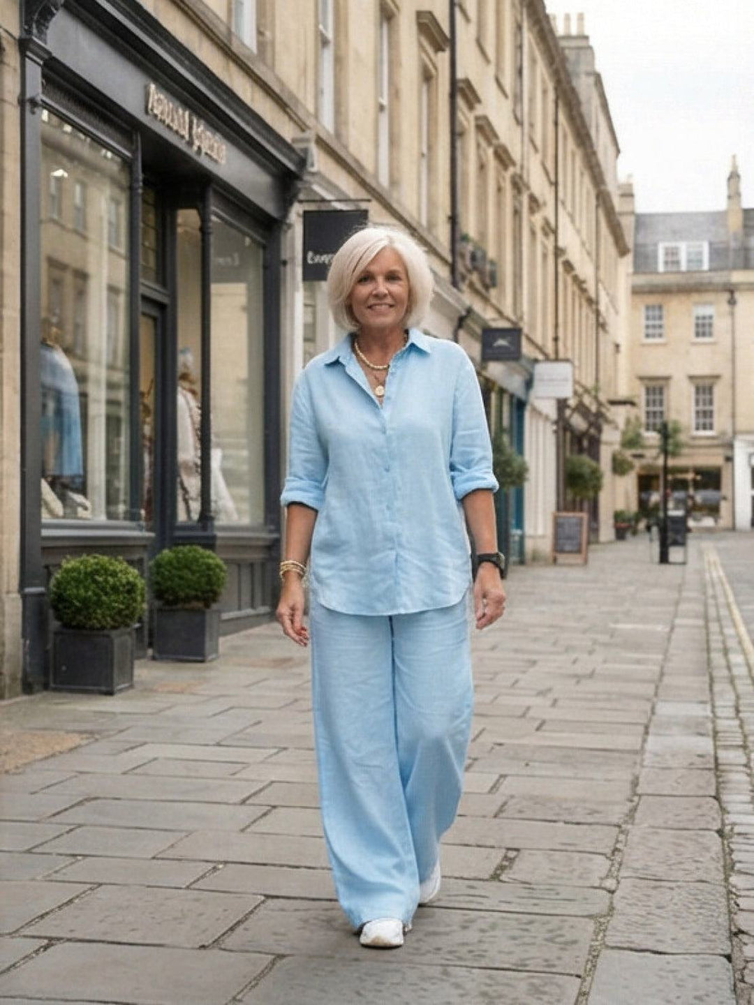 Vivian | Kvinders afslappede skjorte med knap og bukser med bred ben