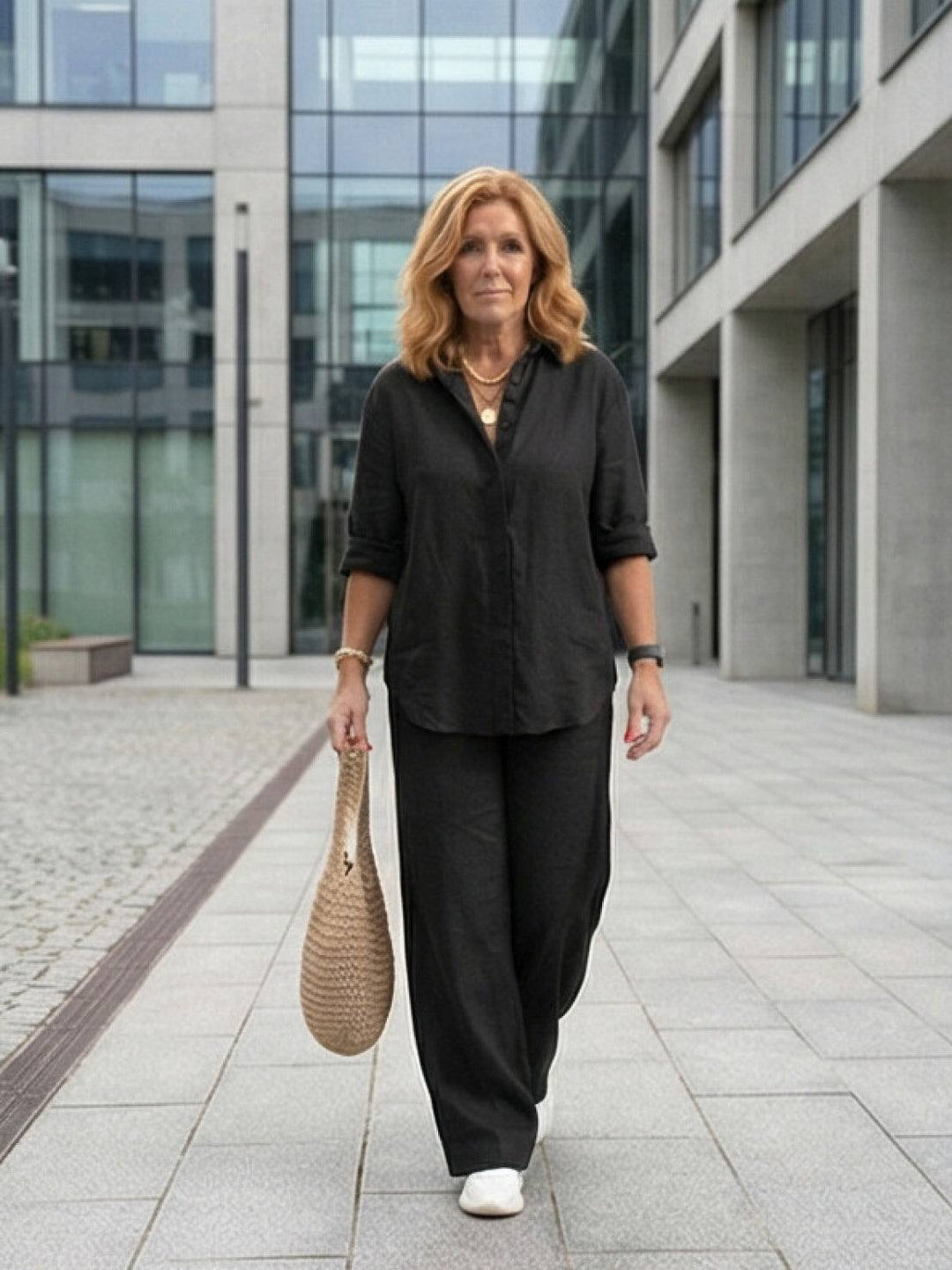 Vivian | Kvinders afslappede skjorte med knap og bukser med bred ben