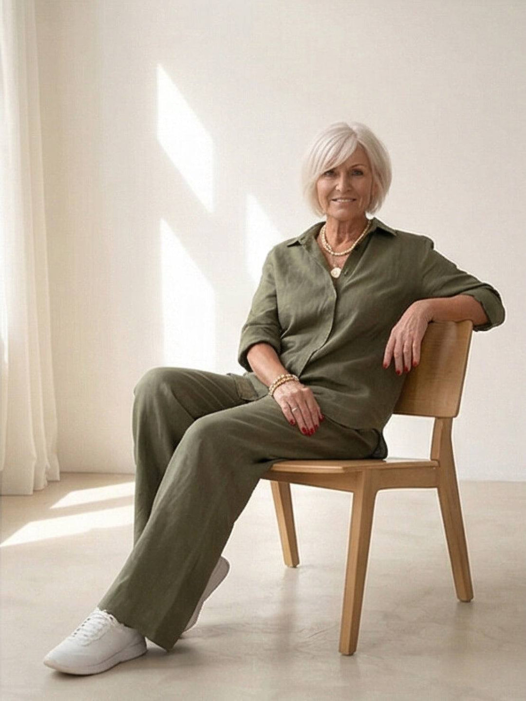 Vivian | Kvinders afslappede skjorte med knap og bukser med bred ben