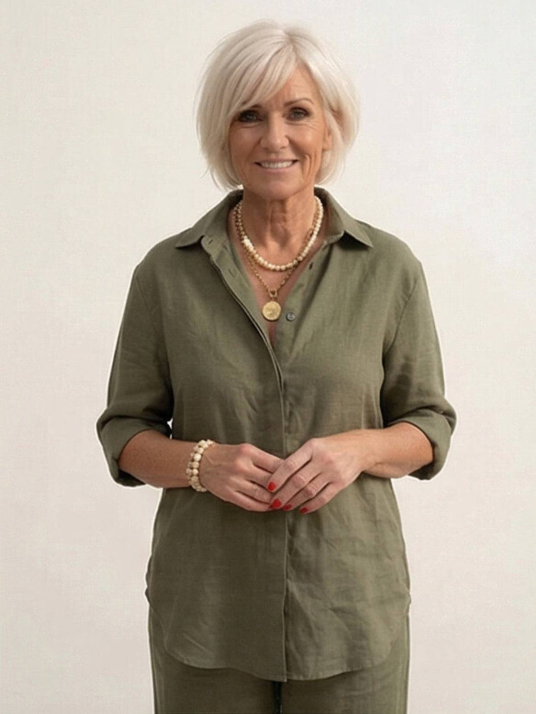 Vivian | Kvinders afslappede skjorte med knap og bukser med bred ben