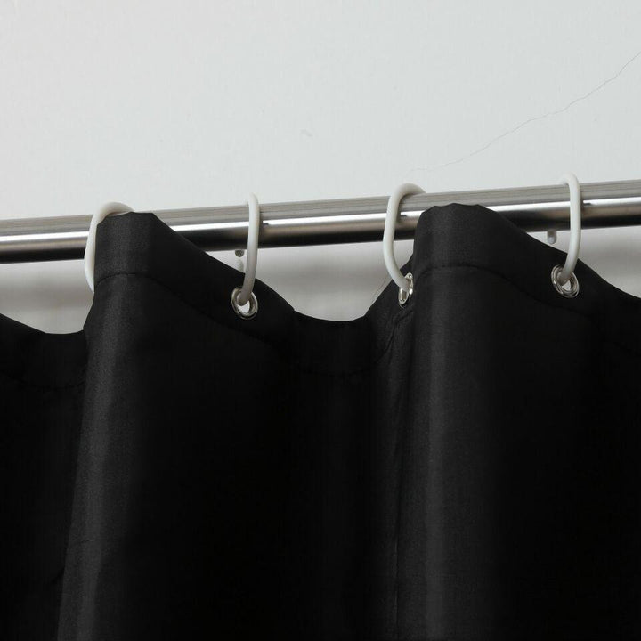 Vandafvisende Sort Polyester Bruseforhæng med Monteringskroge
