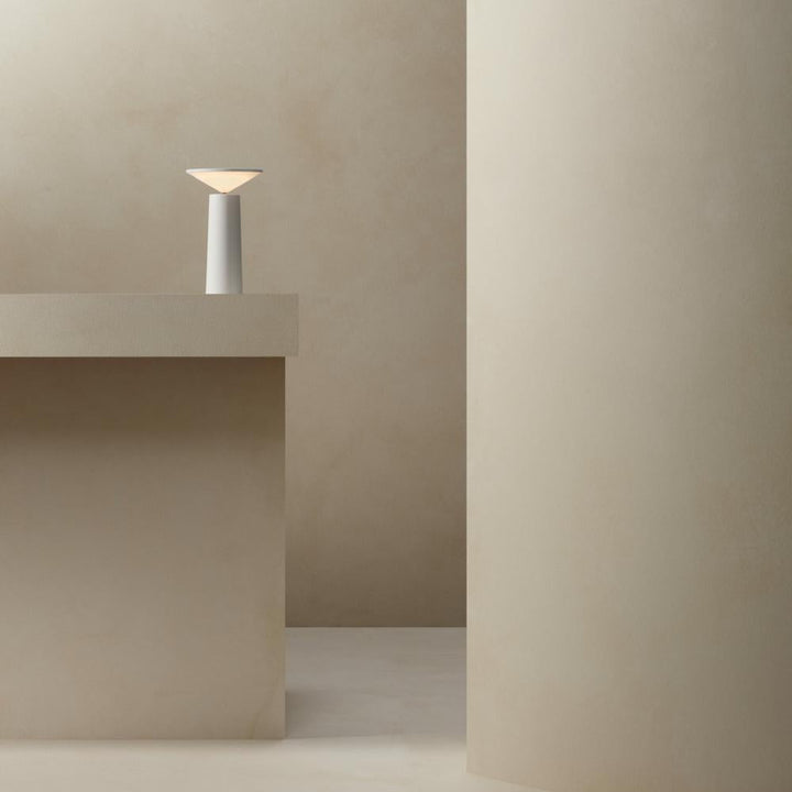 Dimmbar Bærbar Bordlampe med Justerbart Hoved og Genopladeligt Design