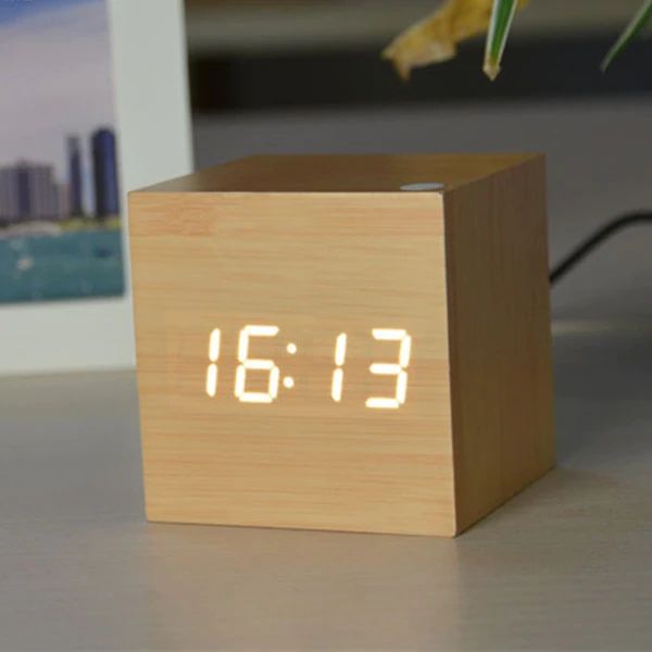 Digitalt Vækkeur i Bambus med Minimalistisk Kube-design