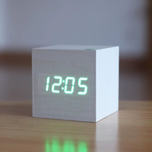 Digitalt Vækkeur i Bambus med Minimalistisk Kube-design