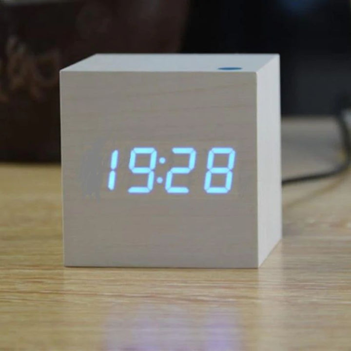 Digitalt Vækkeur i Bambus med Minimalistisk Kube-design
