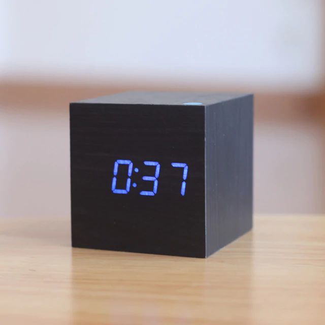 Digitalt Vækkeur i Bambus med Minimalistisk Kube-design