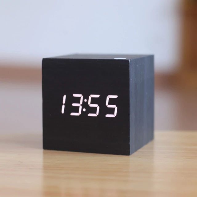 Digitalt Vækkeur i Bambus med Minimalistisk Kube-design