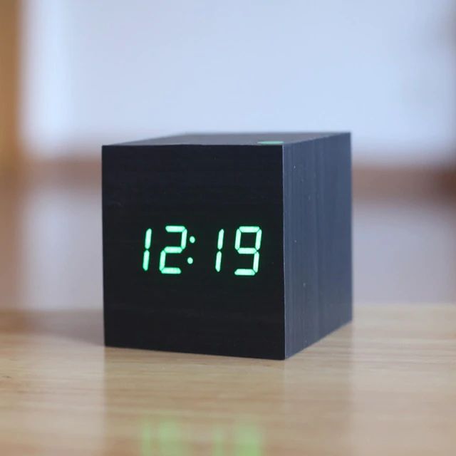 Digitalt Vækkeur i Bambus med Minimalistisk Kube-design