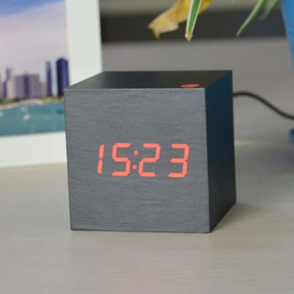 Digitalt Vækkeur i Bambus med Minimalistisk Kube-design
