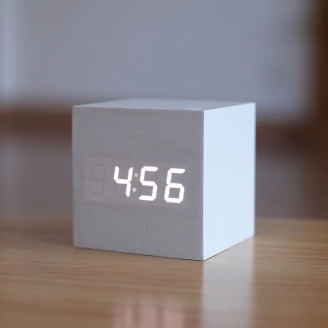 Digitalt Vækkeur i Bambus med Minimalistisk Kube-design