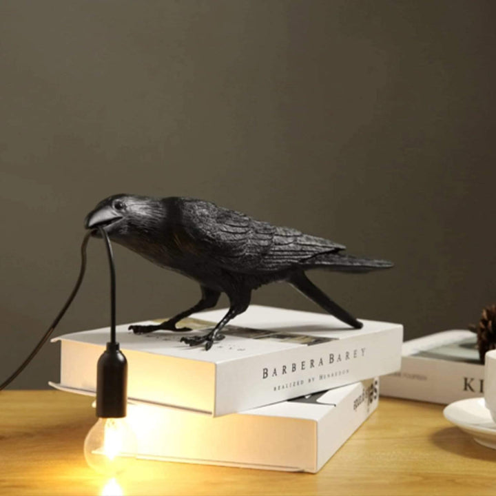 Elegant Ravn Fuglelampe med Varm Glødende Øjne