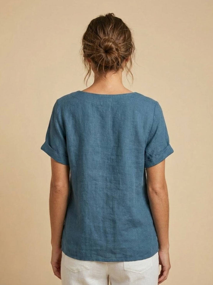 Foreen | Kvinders afslappede top med scoop neck, knapdetaljer og korte ærmer