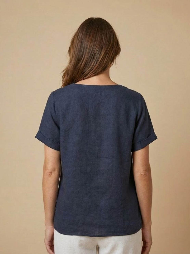 Foreen | Kvinders afslappede top med scoop neck, knapdetaljer og korte ærmer