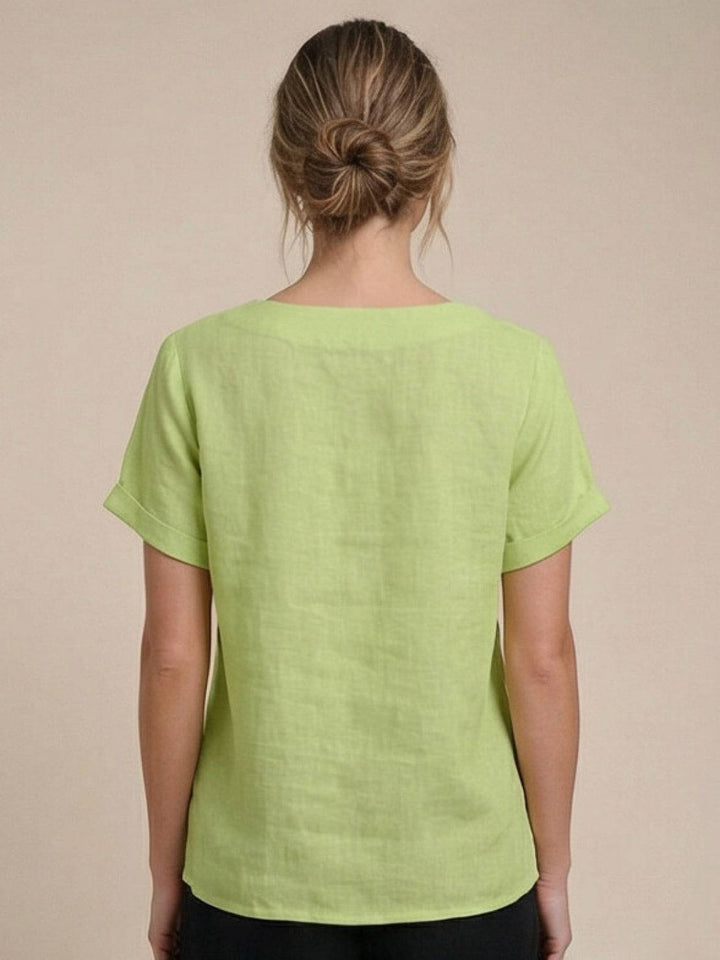 Foreen | Kvinders afslappede top med scoop neck, knapdetaljer og korte ærmer