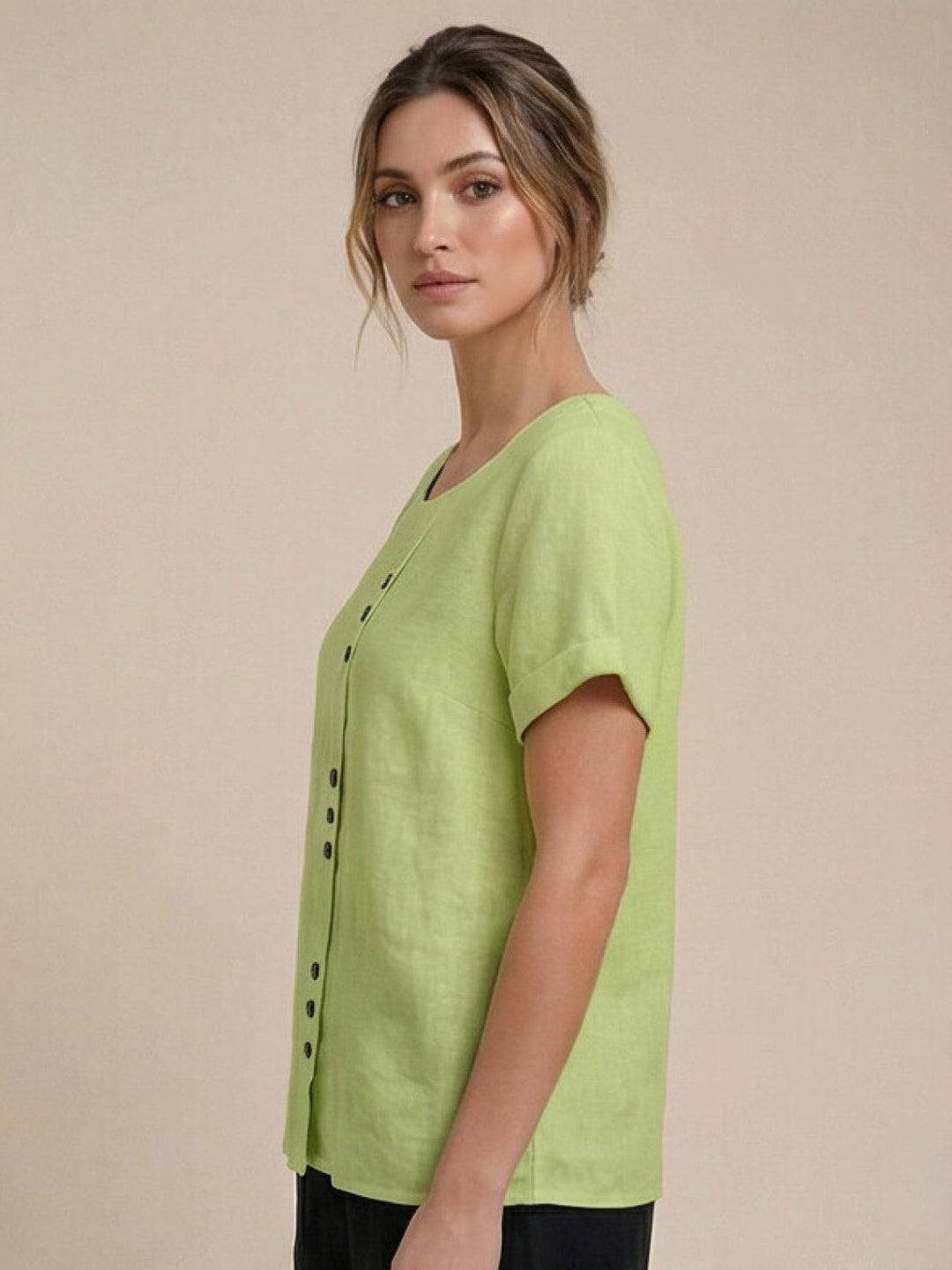 Foreen | Kvinders afslappede top med scoop neck, knapdetaljer og korte ærmer