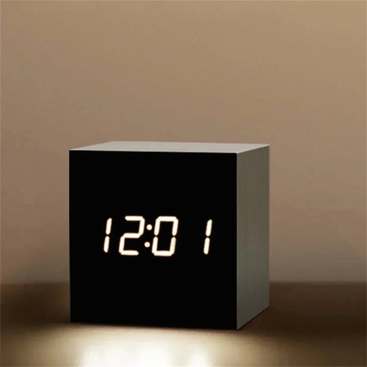 Retro Digital LED Vækkeur i Bambus med Snooze Funktion