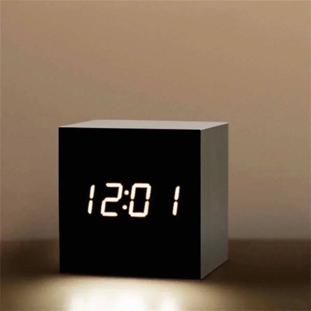 Retro Firkantet LED Vækkeur med Snooze og Stemmeaktivering